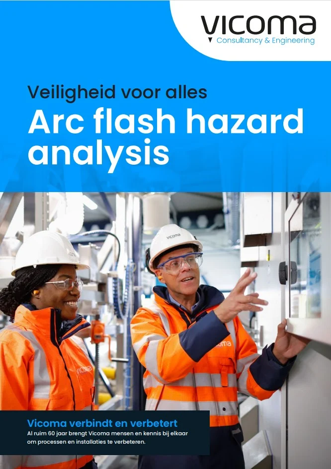 Twee werknemers in oranje veiligheidskleding bespreken een technische installatie in een industriële omgeving.