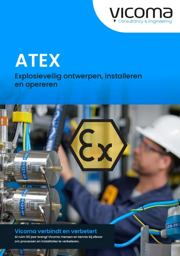 Een technicus met een veiligheidshelm werkt aan explosieveilige apparatuur met ATEX-markering.