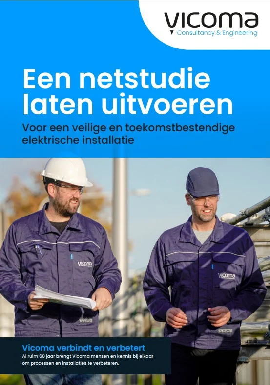 Twee mannen in Vicoma-werkkleding tijdens een bespreking over elektrische installaties.