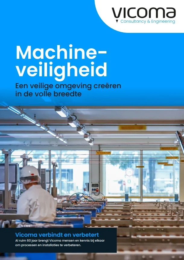 Een werknemer in beschermende kleding staat in een industriële omgeving met de focus op machineveiligheid.