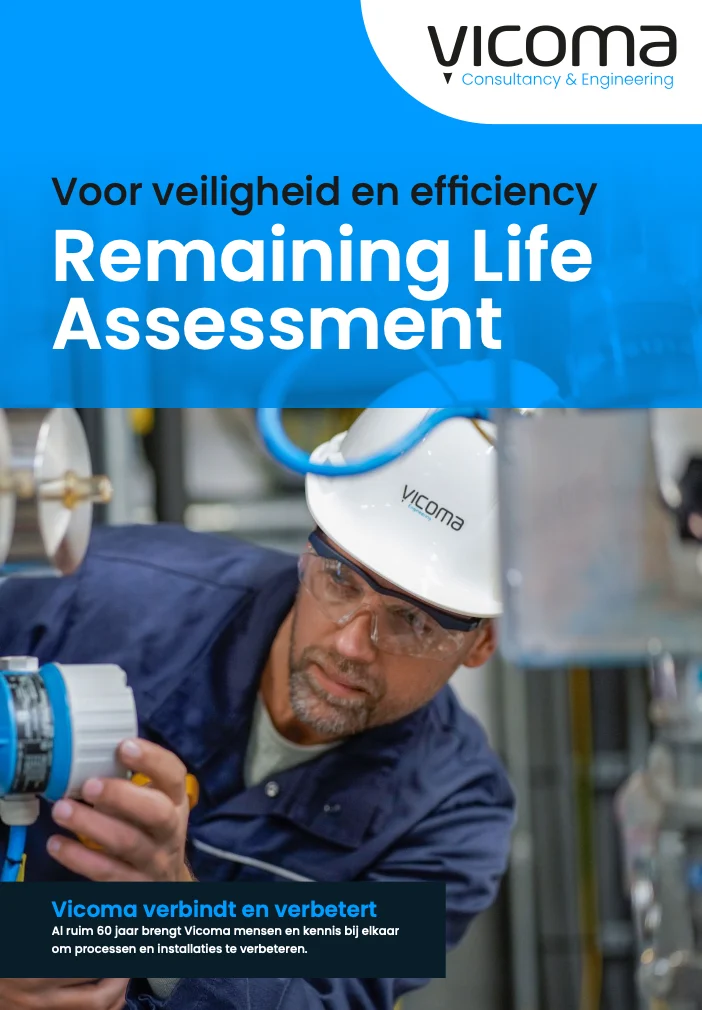Een technicus inspecteert een apparaat in een industriële omgeving, met het logo van Vicoma en de tekst "Remaining Life Assessment" op de voorgrond.